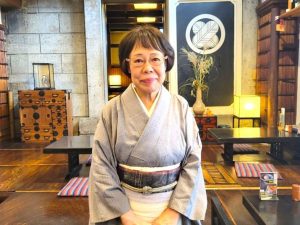 着物が似合う女将の小川原ひとみさん。若女将やスタッフとともに極上のおもてなしを提供してくれる