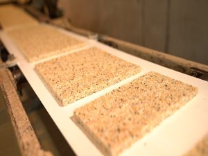 蒸して乾燥させた米を炒って「お米のパフ」を作り、水飴や砂糖、ごまなどと合わせて加熱し、香ばしく混ぜ合わせます