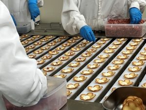 ドライフルーツは手作業でトッピング[食楽web]