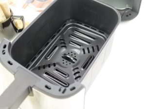 干物や丸物の魚も切らずにそのまま入る奥行き