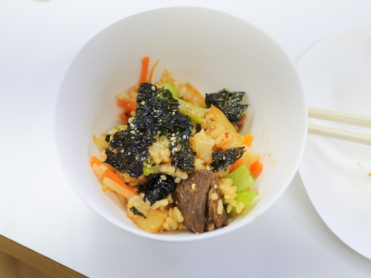 ご飯とお肉、野菜もすべて入れて、ボタン一つでビビンパも作れます