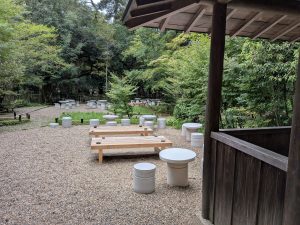 東屋もある広いテラス席