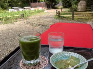 夏季限定のグリーンティーセット。くず餅付きで750円