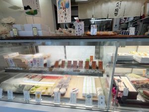季節の和菓子が並ぶ店内