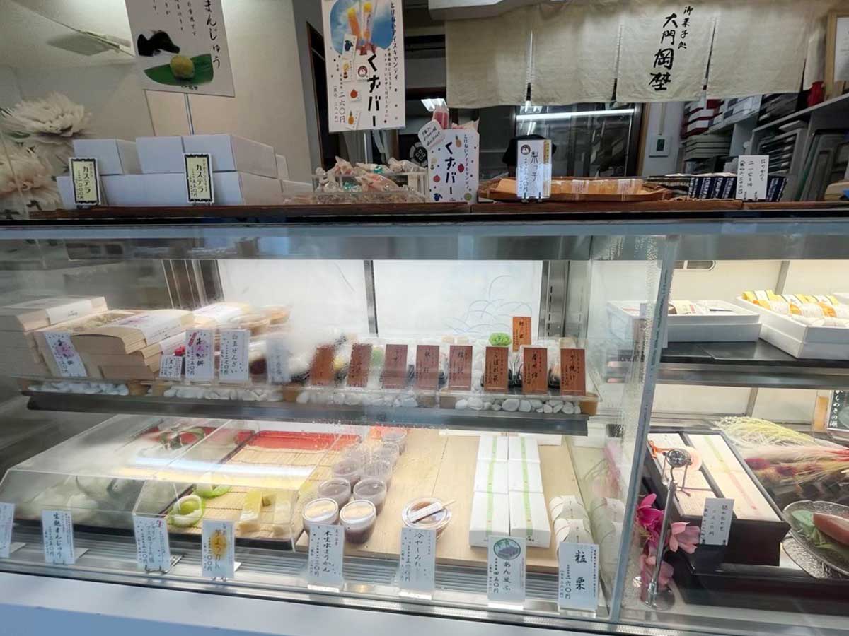 季節の和菓子が並ぶ店内