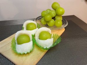 人気の「シャインマスカット大福」320円 ※旬のもののため、現在は販売終了 [食楽web]