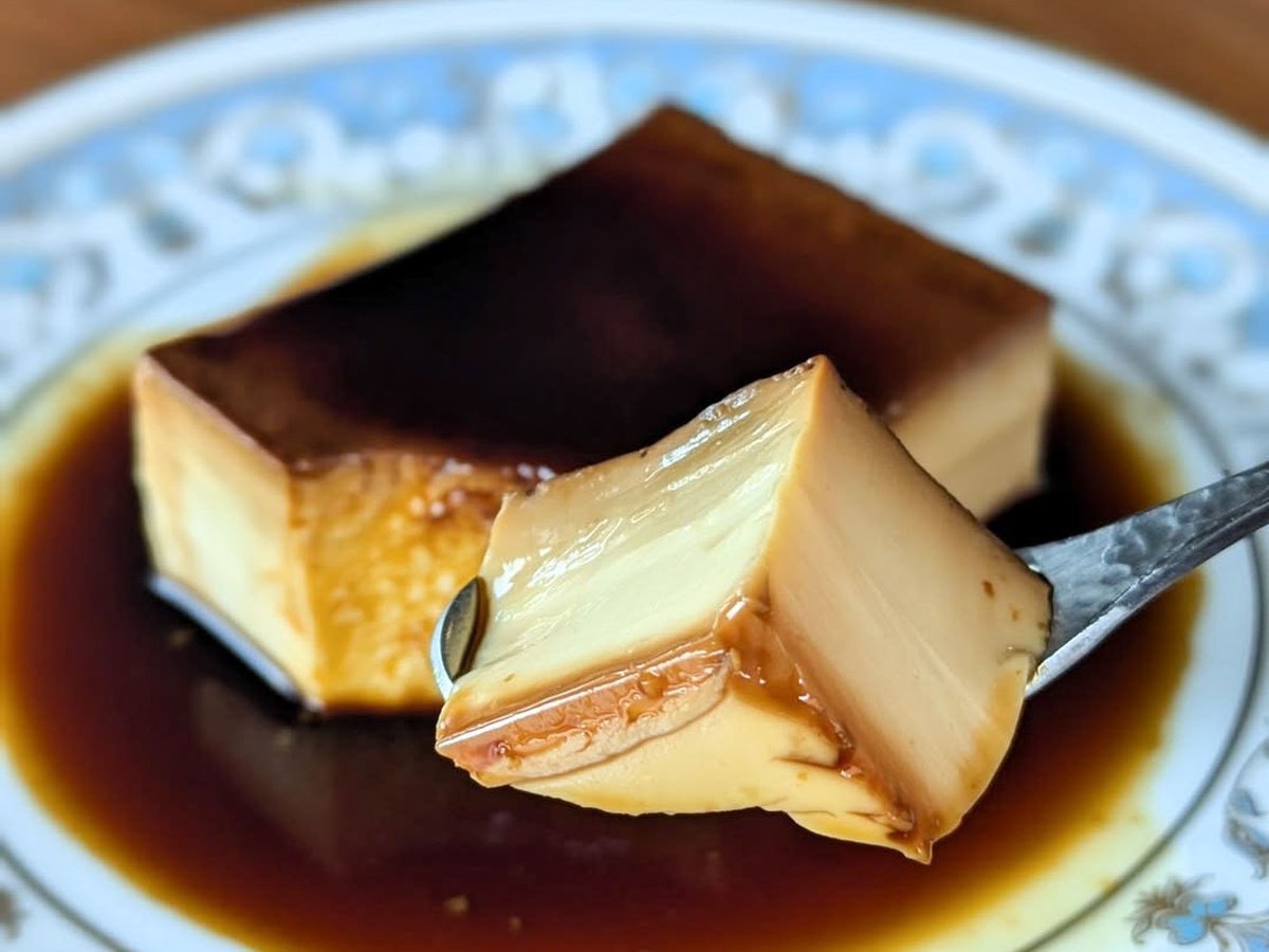 　看板メニューは、昔ながらのかためプリン。相模の赤玉子を使い、しっかりと焼き上げたプリンは、カラメルのほろ苦さと濃厚なコクが絶妙です。梅シロップソーダやブルーベリースイーツなど、季節ごとの味わいも楽しめますよ。