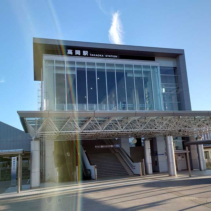 高岡駅南口(瑞龍寺口)。高岡駅は北口と南口があり、お店は南口を出てすぐのところにあります