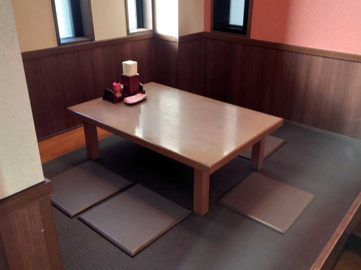 家族や仲間で楽しめる座敷席もあります