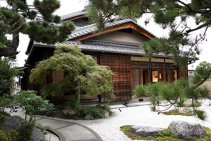 大きな松の木が印象的な『京都離宮』