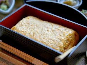 たまご3個とお好みの出汁がたっぷり染みた「だしまき」　※画像提供：京都離宮