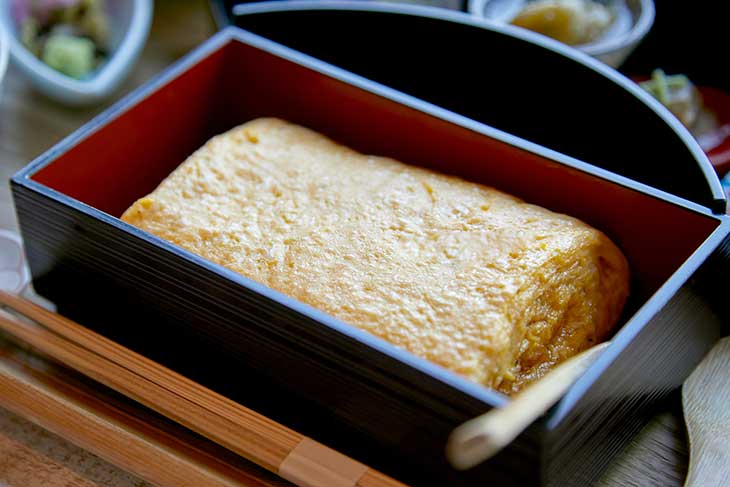 たまご3個とお好みの出汁がたっぷり染みた「だしまき」　※画像提供：京都離宮