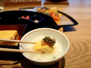 さわらの香りも薬味もごはんがすすむ