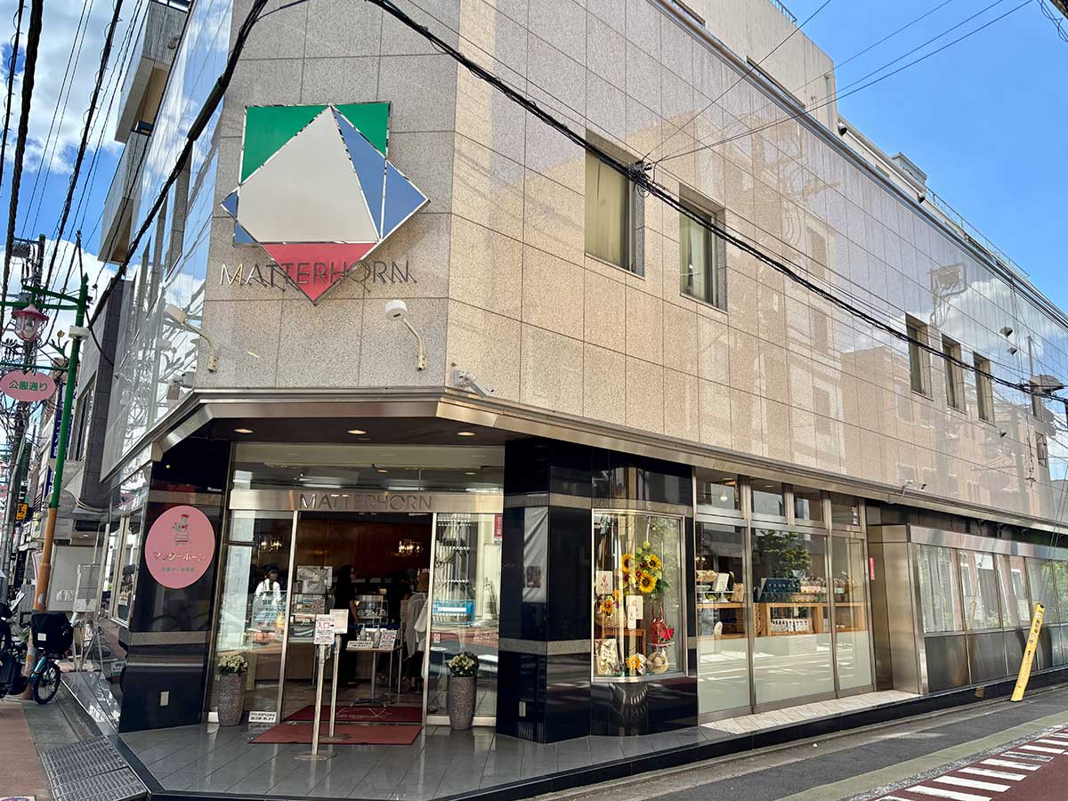 クラシカルな看板が目印