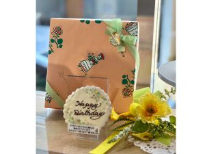 丸型のバウムクーヘンには誕生日など記念のプレートもつけられます。税込3,000円(要予約)