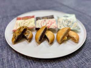 「揚まんじゅう」各130円（税込）。平べったい形の揚まんじゅうは薄皮に包まれたこしあんで、口に入れた瞬間の“バランス”を追求