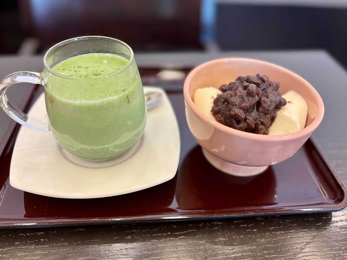「あずき抹茶オレ」690円。「和パンナコッタ」620円(いずれも税込)。甘味の提供は13時半から16時半まで