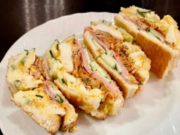 【大阪鶴橋グルメ】創業46年の純喫茶『珈琲館ロックヴィラ』で味わう特製キムチサンドがおいしい理由