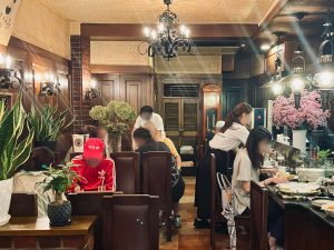 カウンターとテーブル席を備えた店内