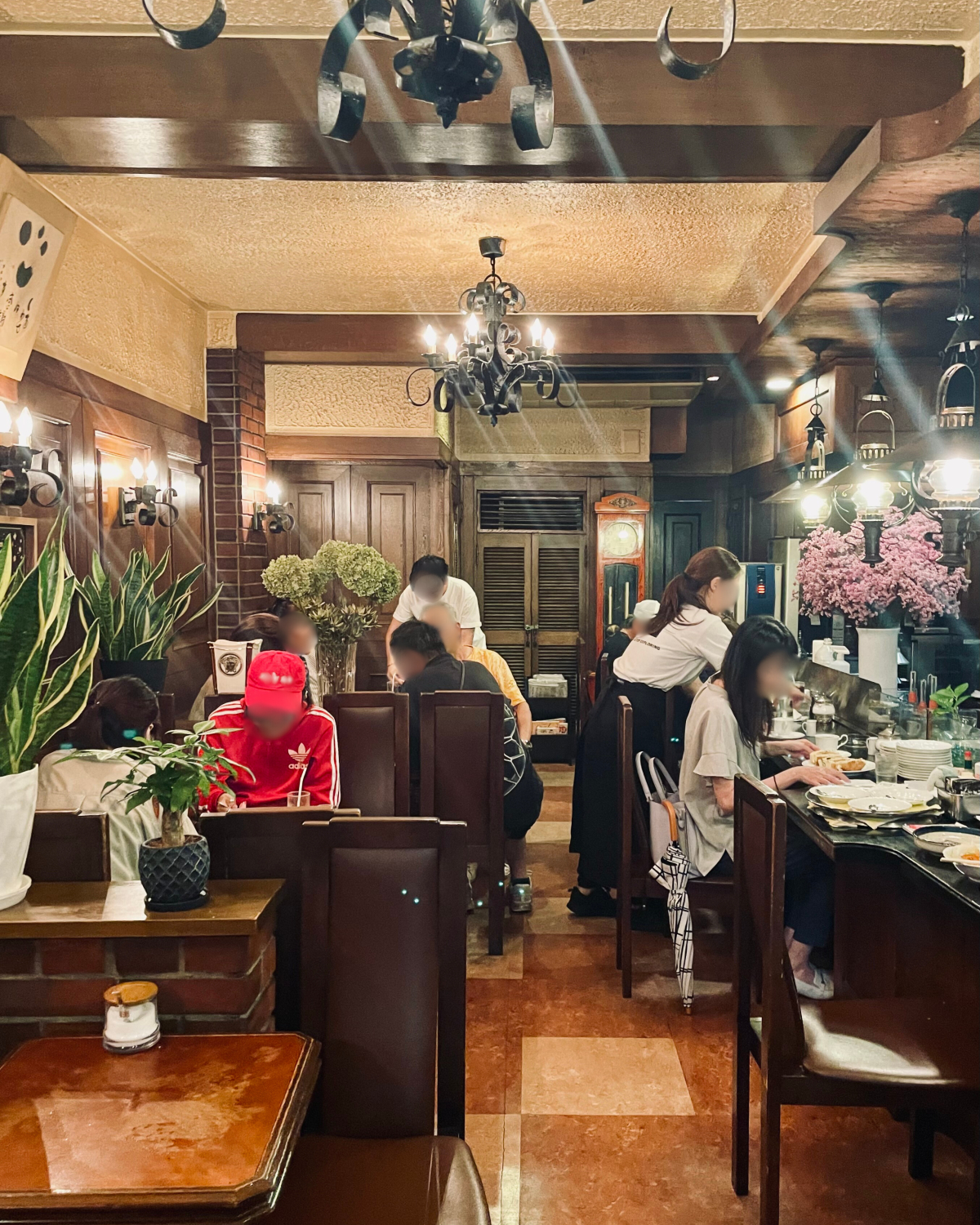 カウンターとテーブル席を備えた店内