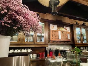 かぐわしいコーヒーの香りに包まれたカウンター席