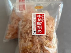 「本枯鰹血合抜き削り　50ｇ」756円。血合部分を取り除いてあるので、美しく濁りのない素晴らしい出汁がとれる絶品の削り節