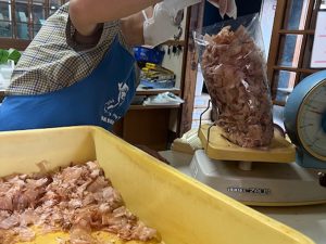 店内で量り売りされる「鹿児島県枕崎産一本釣り本鰹」100ｇ540円。はかっているのを見ている時間も幸せ