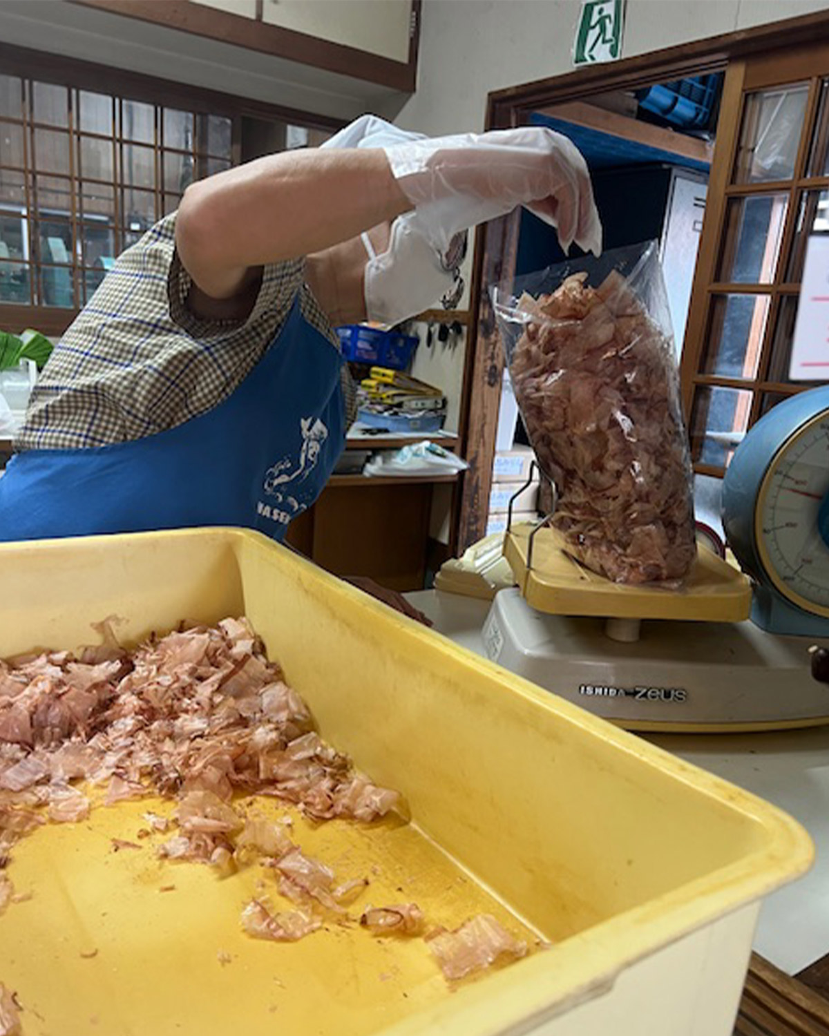 店内で量り売りされる「鹿児島県枕崎産一本釣り本鰹」100g540円。はかっているのを見ている時間も幸せ