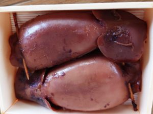 「元祖森名物いかめし」(990円)。2匹のイカが鎮座。香りと見た目が一貫しているところも魅力的