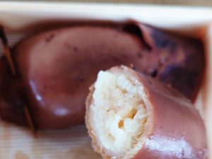 醤油で味付けされたお米がふんだんに詰まっている