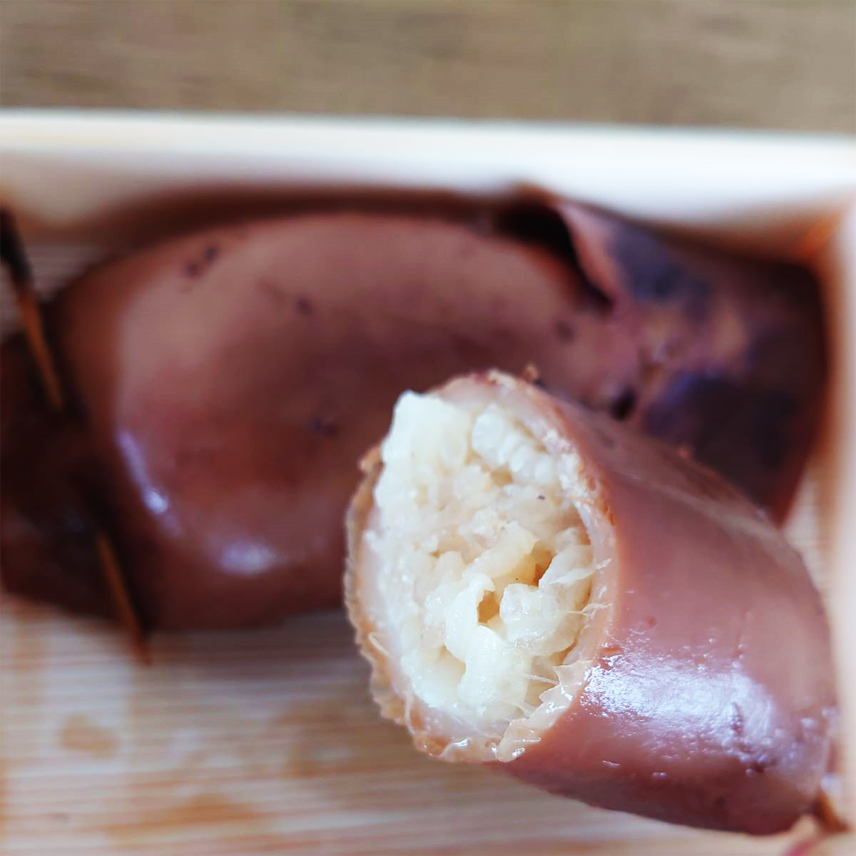 醤油で味付けされたお米がふんだんに詰まっている