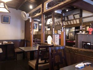 店内には至る所に築100年の歴史を感じる事ができます