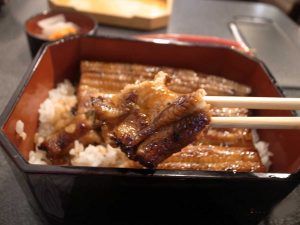 ふんわりと蒸し焼かれたうなぎは箸を入れるとスッと身を切り分けられる