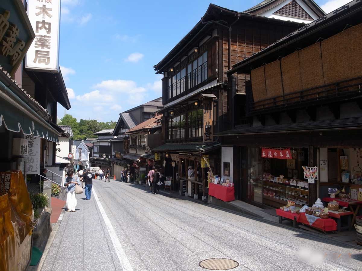 表参道を歩くと何百年も昔の有形文化財を見つける事もできます