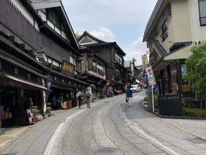 成田空港から近い成田山新勝寺表参道は多くの外国人が毎日訪れます