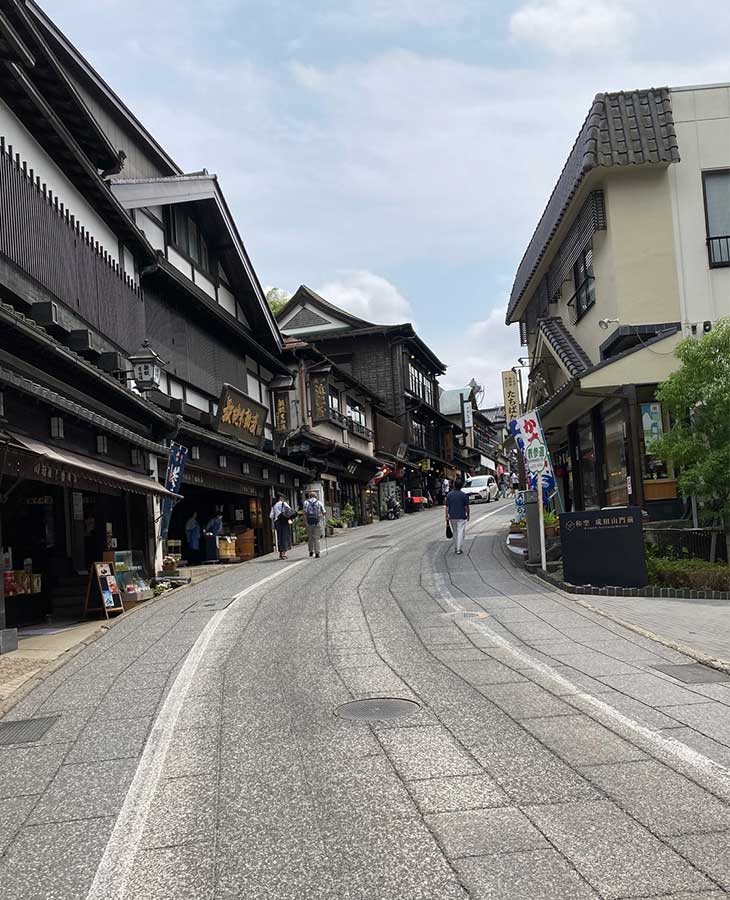 成田空港から近い成田山新勝寺表参道は多くの外国人が毎日訪れます