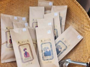 お店は表通りと裏通り、どちらからも入れる。裏ではほうじ茶の店頭販売が行われていた