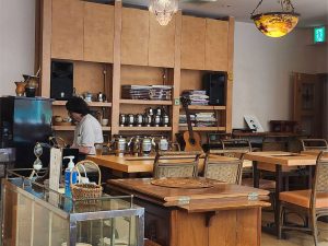 店内にはピアノが置かれていて、オーナー自ら弾いてくれることも[食楽web]