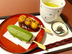 【新宿みやげ】行列必至のだんご、起源は室町時代！『追分だんご本舗』のみたらしは一度食べる価値あり