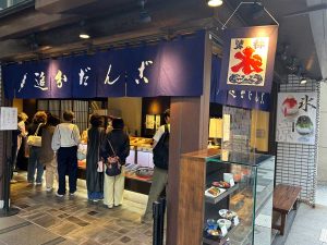 商業ビルが立ち並ぶ中に突如現れる和の佇まい。平日昼間でも客足が途切れない人気ぶり