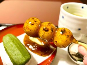 「だんご二本盛り」825円から（税込）。写真の組み合わせは＋77円（税込）で楽しめる