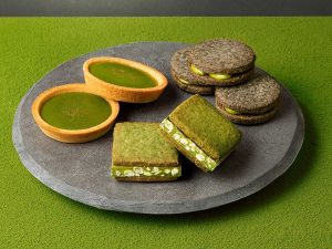 手前「お抹茶ショコラサンド 茶の福」、左上「濃い宇治抹茶タルト 茶の緑 」、右上「黒ごま抹茶サンド 茶の結」を詰合せ