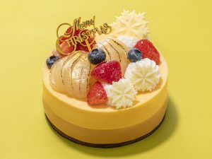 サイズ：4号（直径約12cm）／5400円。クリスマスを華やかに彩るフルーツ尽くしのケーキ