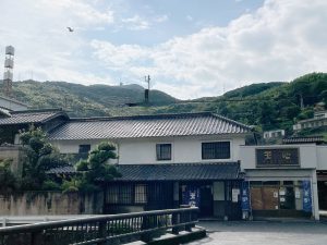 酒蔵の背後には八幡の街を見守る皿倉山