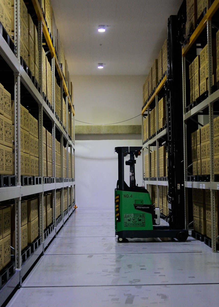 敷地3400坪、延べ床2700坪。3階建ての巨大施設です