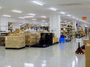 9000種類もの商品が並ぶ棚の中には、有名メーカーの商品も