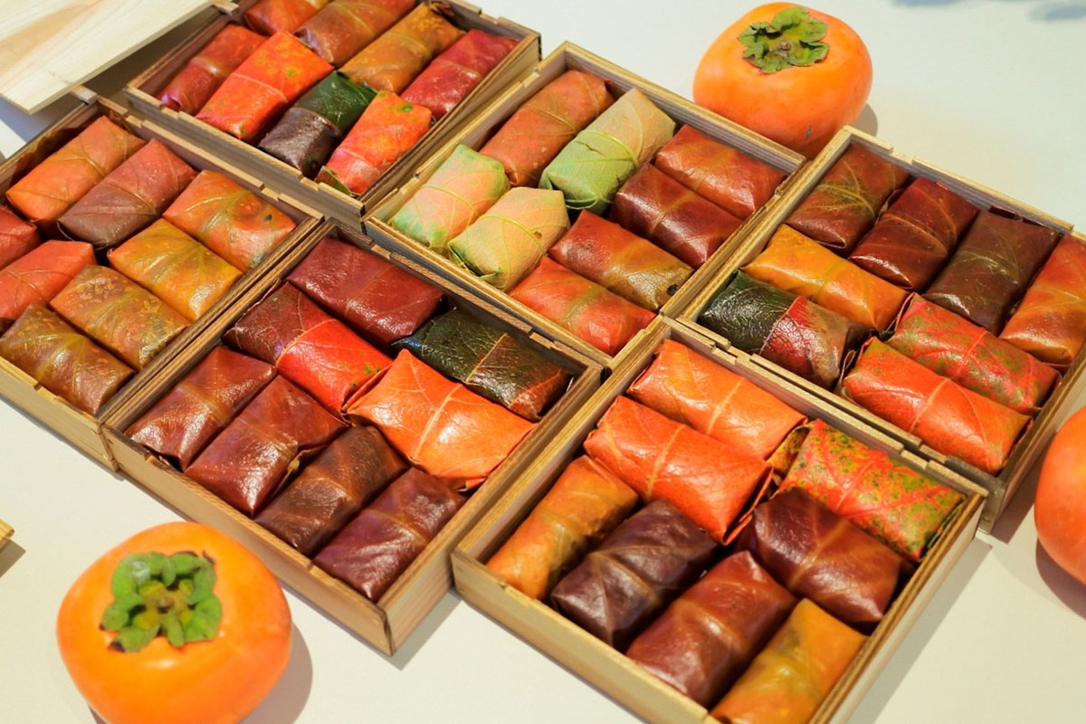 老舗『平宗』では、柿の葉寿司作り体験も開催。イベント中は特別に紅葉した葉を使って、華やかに仕上げました