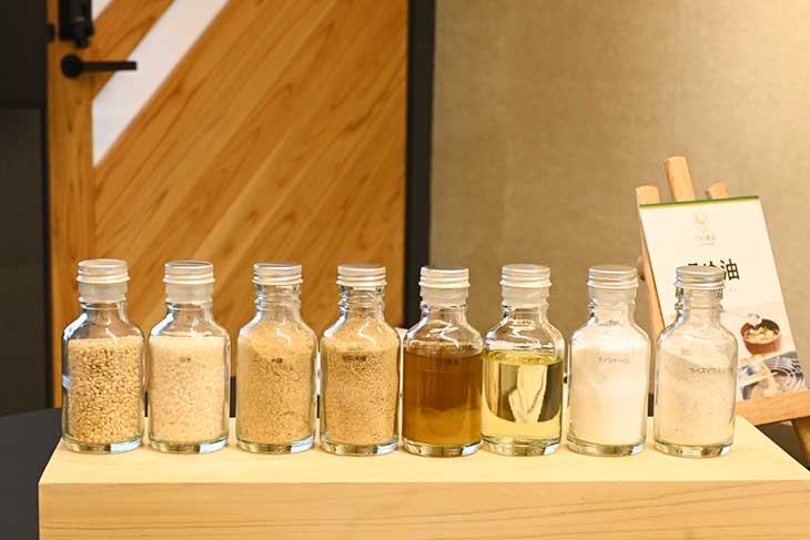 築野食品工業が抽出した米ぬか由来の機能性成分の1つ、イノシトール(右から2番目の粉末)