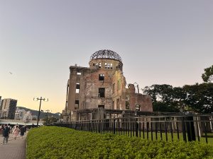 夕陽の中に佇む「原爆ドーム」を眺めながらただただ“平和”を祈ります