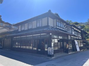 厳島神社のほど近くにある「BEAMS JAPAN 宮島」